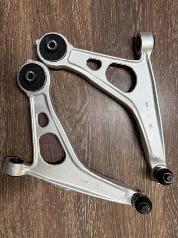 545006RR0B Nissan/Infiniti Braço oscilante inferior direito de suspensão dianteira