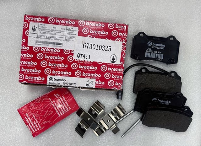 673010325 Maserati Sapatas do freio traseiras de disco