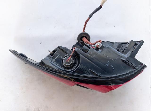 Lanterna traseira direita externa KB8M51150F Mazda