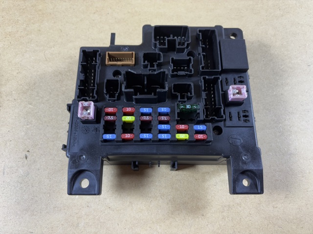 Unidade traseira do salão de dispositivos de segurança Mitsubishi 8637A825 preço, a partir de 140,66 USD