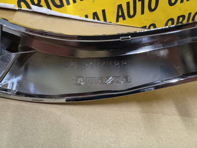 Moldura de grelha do radiador esquerdo BCKA507K0C Mazda