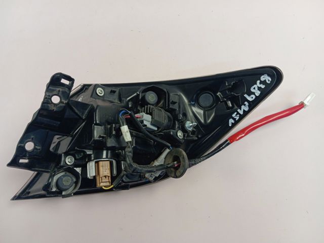 8156102C40 Toyota Lanterna traseira esquerda externa