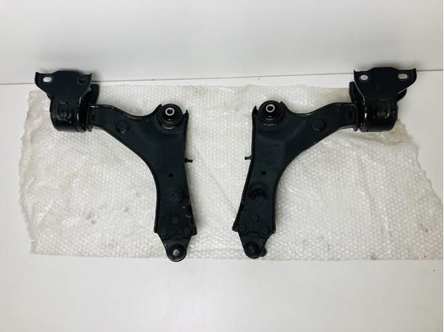 Braço oscilante inferior direito de suspensão dianteira LR086107 Land Rover