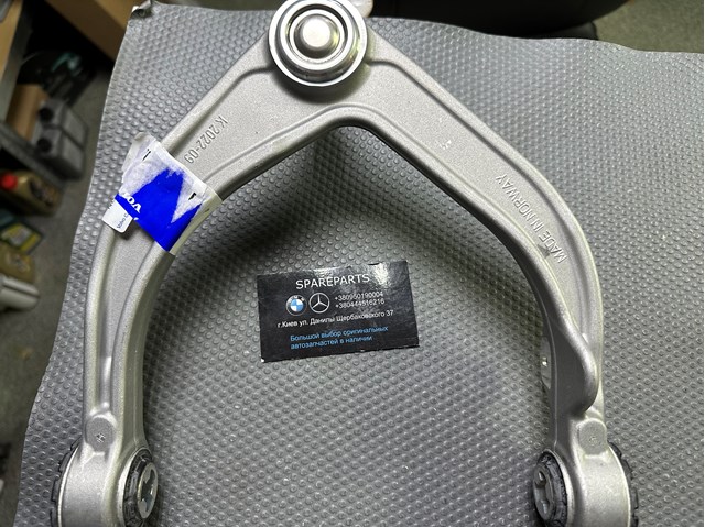 Braço oscilante superior direito de suspensão dianteira Volvo 32424508 preço, a partir de 106,02 USD