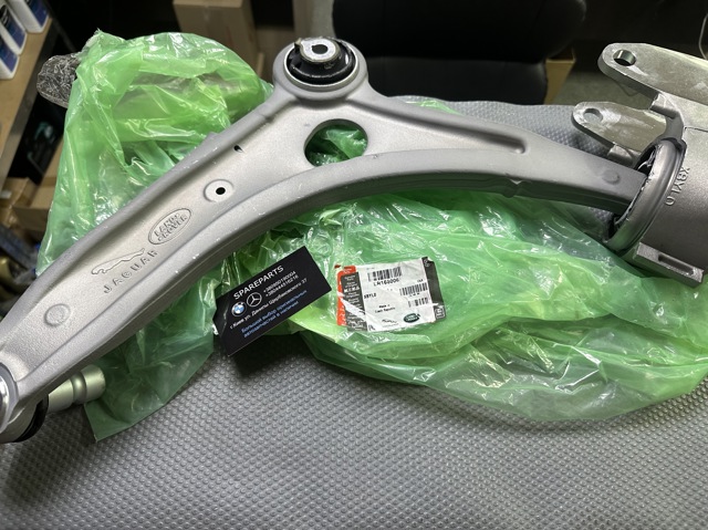 Braço oscilante inferior direito de suspensão dianteira Land Rover LR166006 preço, a partir de 238,97 USD