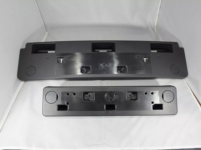 KB8M50180 Mazda Painel de fixação de matrícula dianteira