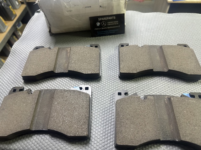 Sapatas do freio dianteiras de disco LR157388 Land Rover