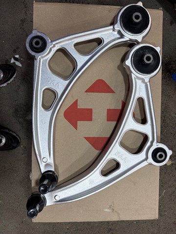 Braço oscilante inferior direito de suspensão dianteira 545005AA0B Nissan/Infiniti