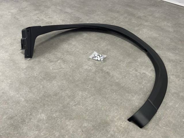 Expansor esquerdo (placa sobreposta) de arco do pára-lama traseiro KB7W51W60E Mazda