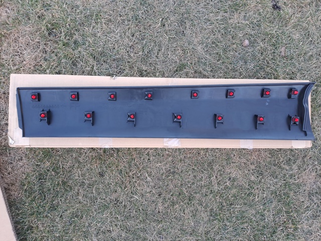 Moldura da porta dianteira esquerda inferior DFR551RB0B Mazda