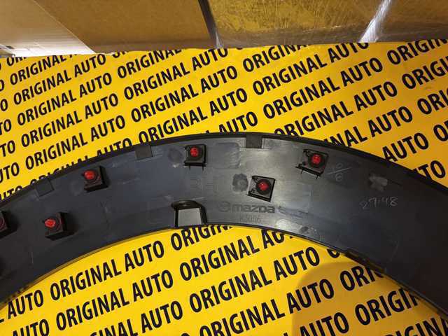 Expansor (placa sobreposta) de arco do pára-lama dianteiro direito DFR551W20C Mazda