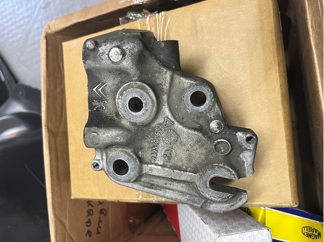 Consola de coxim (apoio) esquerda de motor Peugeot/Citroen 9805300680
