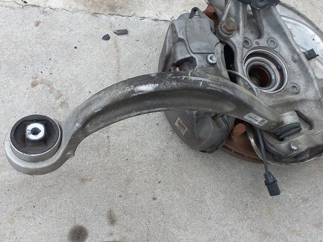 8W0407695A VAG Braço oscilante inferior esquerdo de suspensão dianteira