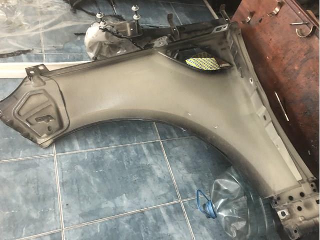 LR061823 Land Rover Pára-lama dianteiro direito