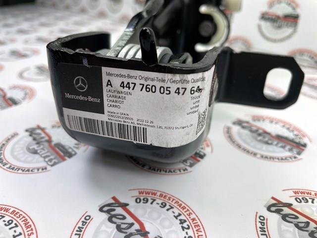 Rolo direito central da porta lateral (deslizante) Mercedes A447760054764
