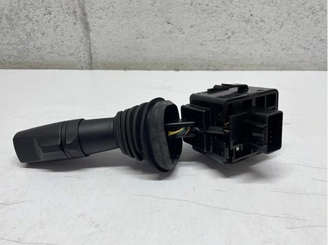 Comutador direito instalado na coluna da direção General Motors 202005410