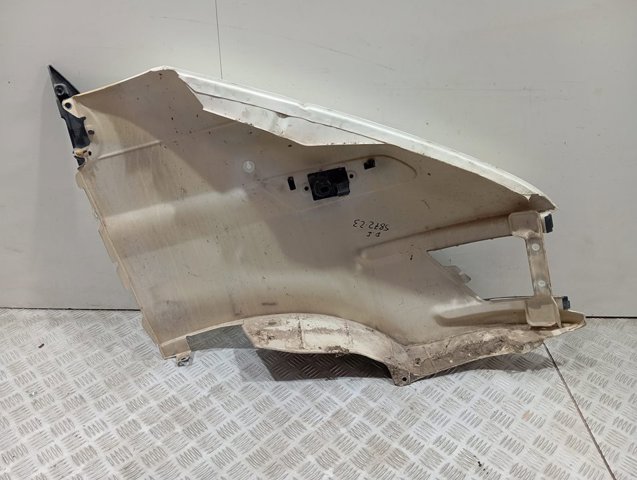 Pára-lama dianteiro esquerdo Iveco 99489805