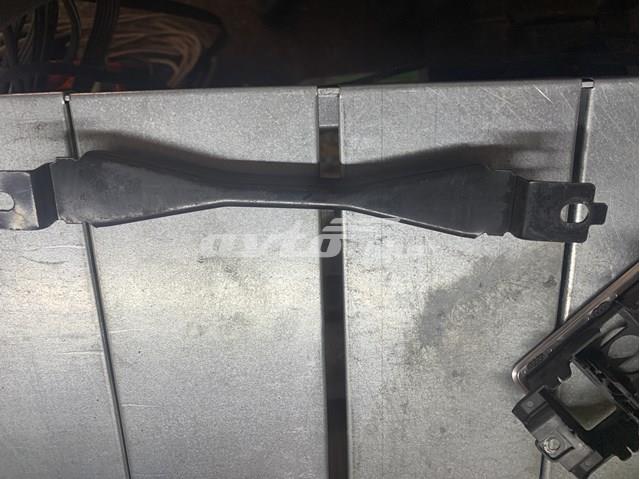 AM5110718AA Ford Fixação (suporte) de bateria recarregável