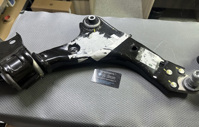 Compre LR126118 Land Rover Braço oscilante inferior direito de suspensão dianteira