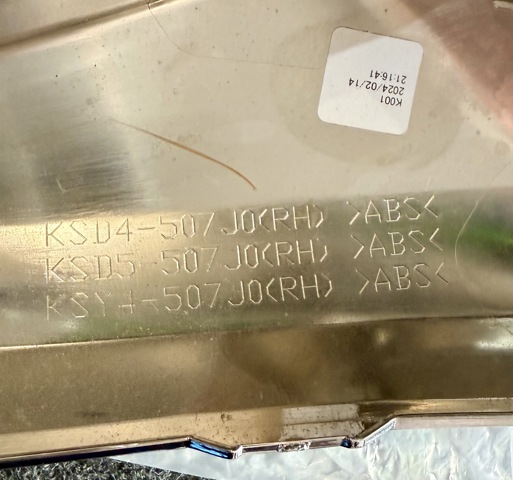 Moldura de grelha do radiador direito KSD4507J0 Mazda