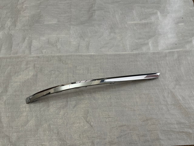 5618534602ZZ VAG Moldura direita do pára-choque traseiro