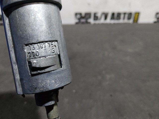 Fecho da porta dianteira esquerda 13107754 Opel