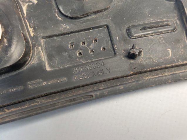 Expansor (placa sobreposta) de arco do pára-lama dianteiro esquerdo 31448324 Volvo