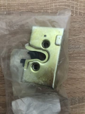  Fecho da porta dianteira esquerda Renault Trucks MAGNUM IV caminhão trator (2005 - 2026) IV