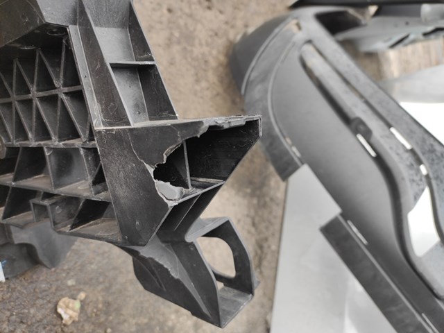 Suporte superior do radiador (painel de montagem de fixação das luzes) Mercedes 1676209900