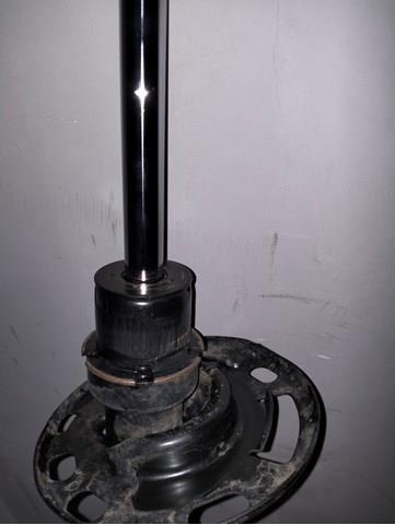 Amortecedor dianteiro esquerdo KN1C34900A Mazda