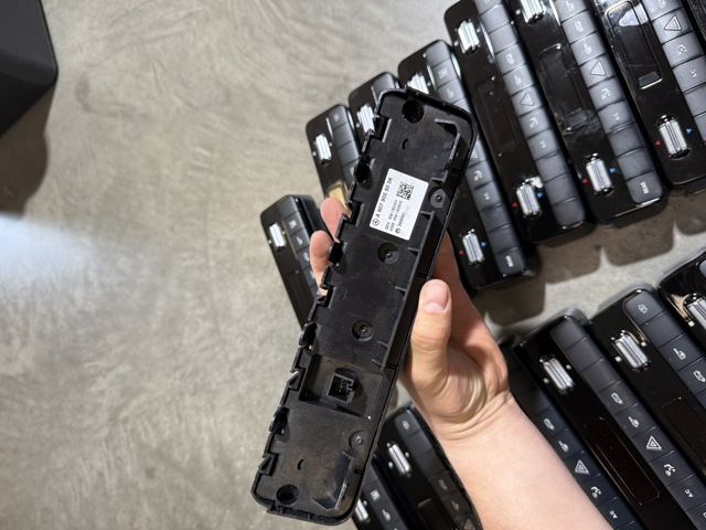  Botão de ativação do sinal de emergência Mercedes Sprinter III 3,5-t сaixa (907, 910) (2018 - 2026) III 3,5-t