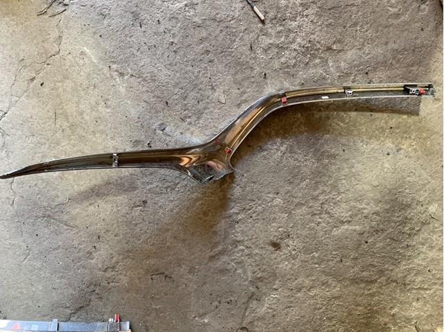 Moldura de grelha do radiador direito Mazda KB8A507J1B