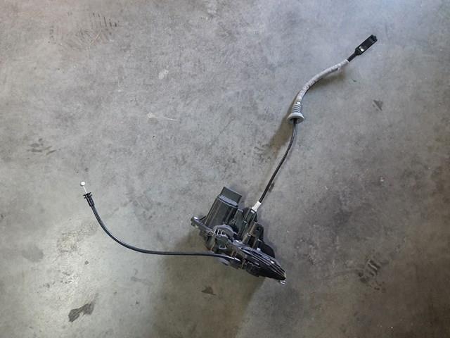 Fecho da porta dianteira direita 31440998 Volvo