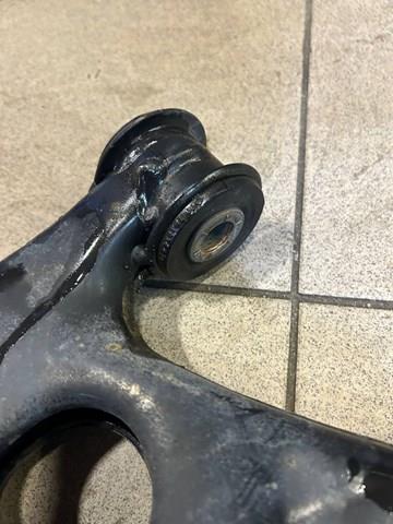 KB7W34350H Mazda Braço oscilante inferior esquerdo de suspensão dianteira