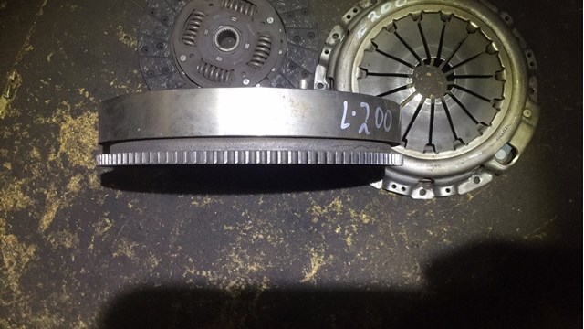 1120A075 Mitsubishi Volante de motor