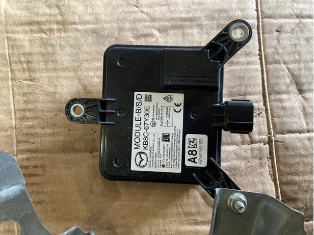 KB8C67Y30E Mazda Sensor traseiro de controlo da zona morta