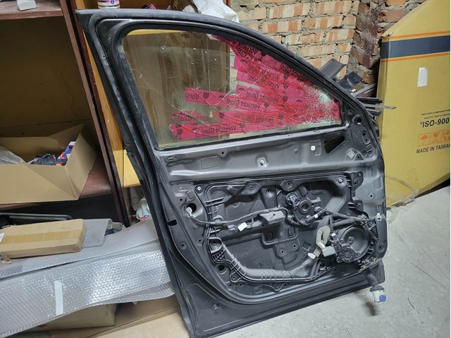 Porta dianteira esquerda KBY05902XD Mazda