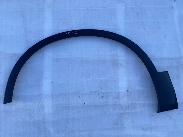 Expansor (placa sobreposta) de arco do pára-lama dianteiro esquerdo Volvo 31448324