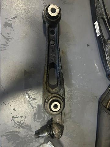 LR084095 Land Rover Braço oscilante inferior direito de suspensão dianteira