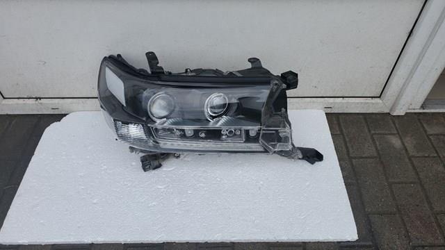 8110560P40 Toyota Luz direita