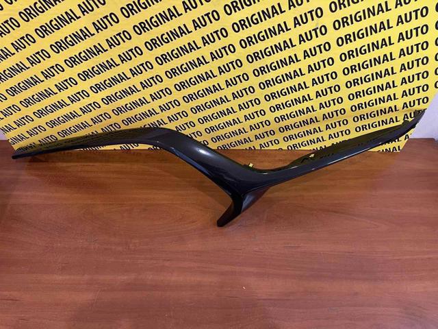 Moldura de grelha do radiador direito Mazda BCKN50760C
