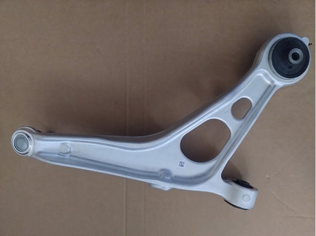 545016RR0B Nissan/Infiniti Braço oscilante inferior esquerdo de suspensão dianteira