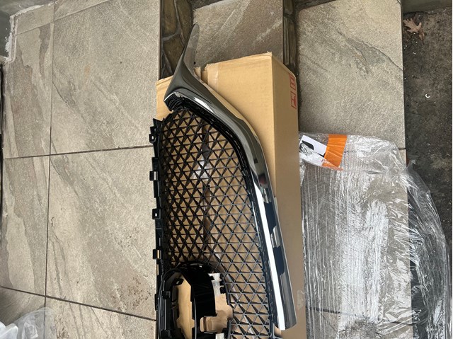 Compre KB8A507K1B Mazda Moldura de grelha do radiador esquerdo