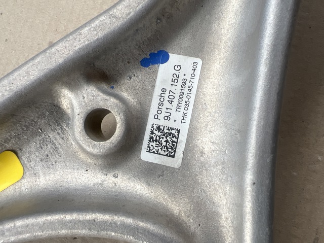 Braço oscilante inferior direito de suspensão dianteira VAG 9J1407152G preço, a partir de 807,08 USD
