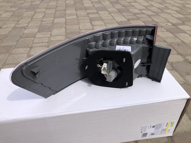 Lanterna traseira direita externa FPS FP7020F2E preço, a partir de 136,25 USD