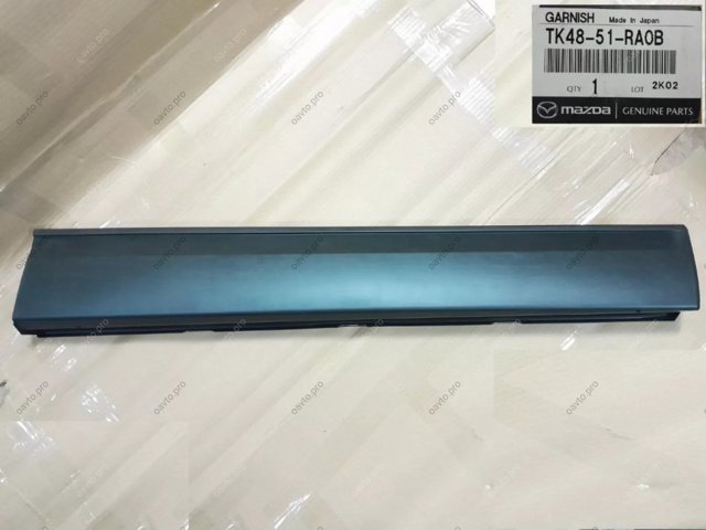 Placa sobreposta da porta dianteira direita TK4851RA0B Mazda