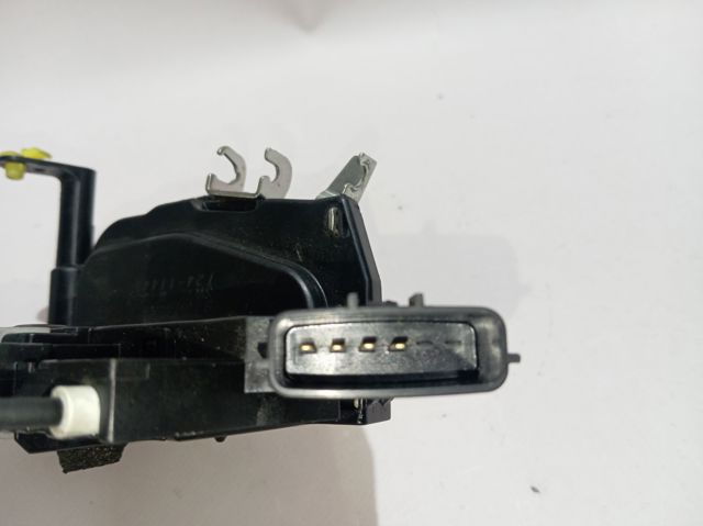805006FP0A Nissan/Infiniti Fecho da porta dianteira direita