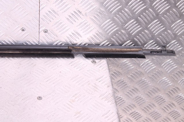 Moldura de vidro deslizante da porta traseira esquerda GHK150670E Mazda