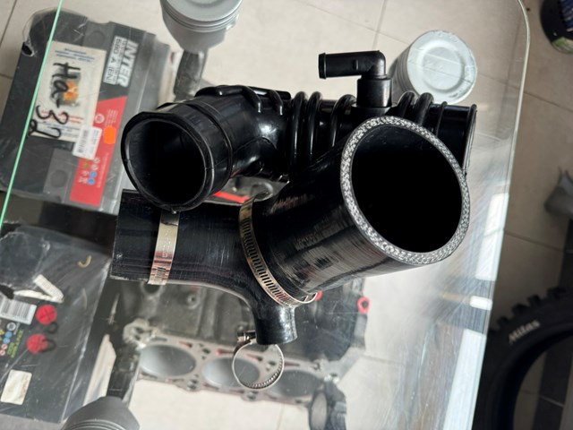 Cano derivado de ar, entrada na turbina (supercompressão) Nissan/Infiniti 16578VC104