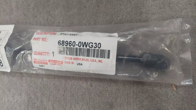 689600W510 Toyota Amortecedor de tampa de porta-malas (de 3ª/5ª porta traseira)